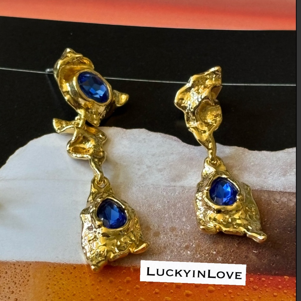 ALEXIS BITTAR • Brut Mismatched Asymmetrical Crumpled Gold Blue Drop Earrings - Picture 7 of 15